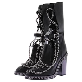 Chanel Botas negras y cadena