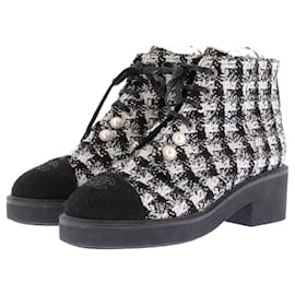 Chanel Botas de tweed negro y blanco