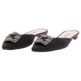 Mules Manolo Blahnik in raso nero con fibbia in strass argento