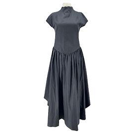 Vestido largo negro Khaite con espalda descubierta y mangas cortas