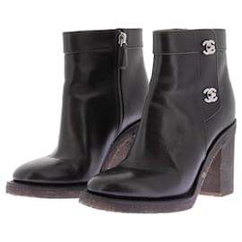 Chanel Stiefeletten aus schwarzem Leder mit CC Verschluss