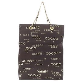 Bolsa tote de lona com estampa COCO e hardware dourado Chanel