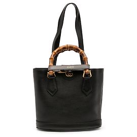 Bolso convertible tipo bucket de piel de ternera negra Gucci Bamboo Diana pequeño