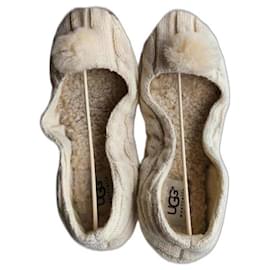 Beige Woll-Ballerinas von UGG mit Pompom