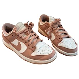 Sneakers Nike Dunk Low Rosa e Bianco