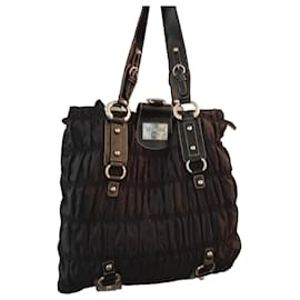 Borsa Guess nera in tessuto plissettato e pelle