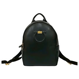 Zaino in pelle nera con logo Gancini di Salvatore Ferragamo