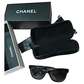 Occhiali da sole Chanel neri con dettagli trapuntati