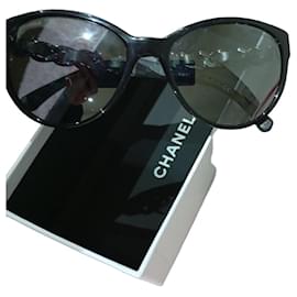 Chanel Sonnenbrille Schwarz mit silbernen Kettendetails