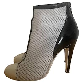 Botines Chanel de malla blanca y cuero negro brillante