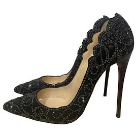 Schwarze Wildleder-Pumps mit Kristallen von Christian Louboutin mit gewelltem Rand
