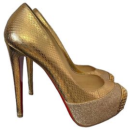 Christian Louboutin Pumps mit goldglitzerndem Spitzeneinsatz