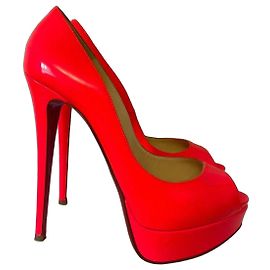 Décolleté peep-toe in pelle verniciata rosa neon Christian Louboutin Pigalle Follies