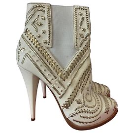 Autre Marque Botines de cuero blanco con adornos dorados