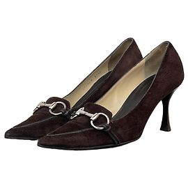 Sapatos de salto alto de bico fino Horsebit em camurça Gucci por Tom Ford dos anos 1990