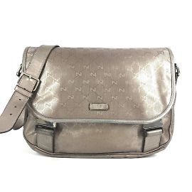Borsa a tracolla con patta e logo GG stampato di Gucci