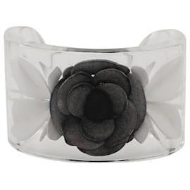 Bracciale a manica in lucite bianca Camelia di Chanel