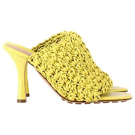 Mules de tacón de crochet Bottega Veneta en cuero de ternera nappa amarillo
