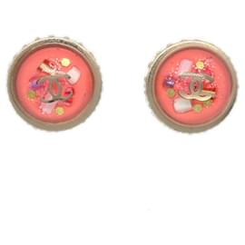 Brincos de botão em metal com logo CC da Chanel e cristais