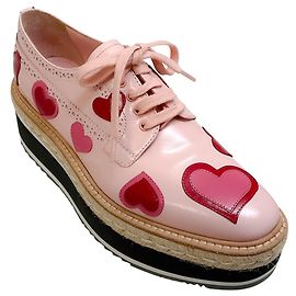 Oxfords in pelle verniciata rosa di Prada con piattaforma e cuori