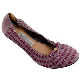 Lilafarbene Wildleder-Ballerinas von Salvatore Ferragamo mit Banddetail