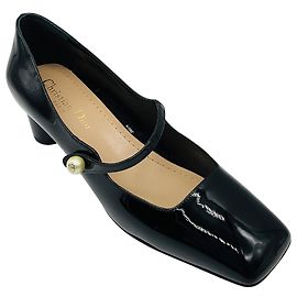 Sapatos de salto preto Jolie Dior em couro envernizado Christian Dior com detalhe em pérola
