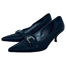 Sapatos de salto Prada em couro preto de bico fino