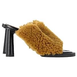 Braune Lammfell-Sandalen Les Mules Carrés Ronds von Jacquemus