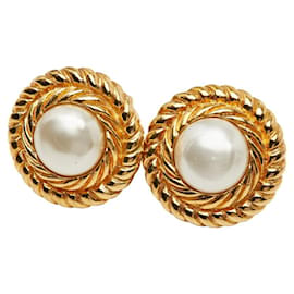 Pendientes de clip chapados en oro de Chanel con perla falsa