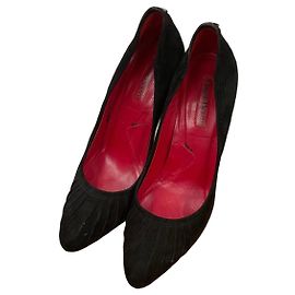 Sapatos de salto plissados em camurça preta Cesare Paciotti