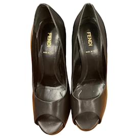 Décolleté a piattaforma aperti in pelle nera Fendi