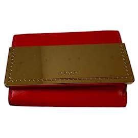 Portafoglio Sacai in pelle rossa con finiture dorate