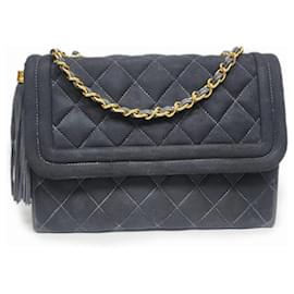 Magnifico borsa Chanel a tracolla in suede grigio trapuntato con pompon