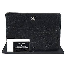 Chanel Clutch Média Nova Série Camélia Prata CC em Pele de Cabra Preta
