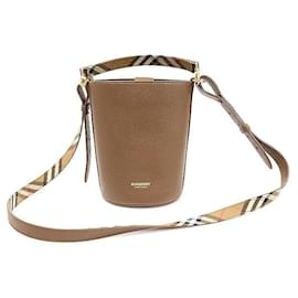 Burberry Piccolo secchiello in pelle di vitello grana marrone terra