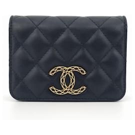 Chanel Borsa a tracolla mini con patta e catena