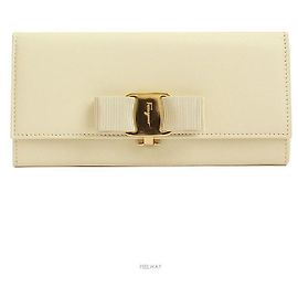 Salvatore Ferragamo Langer Geldbeutel aus elfenbeinfarbenem Gold
