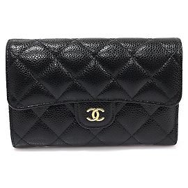 Chanel Serie de Cartera Clásica con Solapa en Caviar Negro y Logo CC Dorado