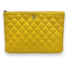 Chanel Clutch perforato nuovo medio giallo