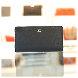 Gucci Cartera larga de cuero negro con logo plateado