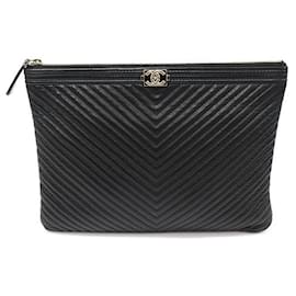 Clutch New Medium Chevron in Agnello Nero con Dettagli in Oro - Chanel