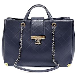 Chanel Borsa tote in pelle di vitello trapuntata blu navy con catena in metallo