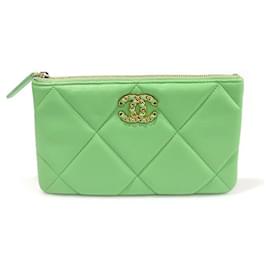 Chanel Pequeño estuche de piel de cabra verde con logo de metal dorado