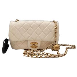 Chanel Borsa a soffietto Goldball Mini in agnello bianco
