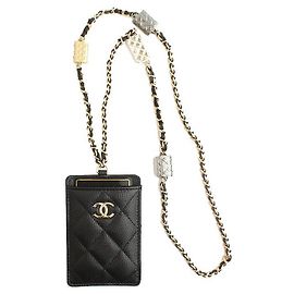 Chanel Collar portacartas de caviar negro con serie de charm en oro