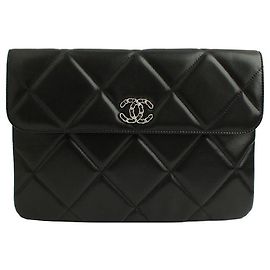 Chanel Borsa clutch trapuntata in pelle di agnello nera con hardware argentato