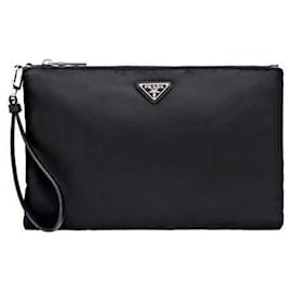 Prada Bolsa Clutch Re-Nylon Preta