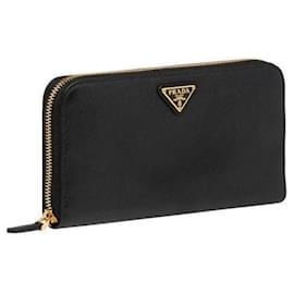 Prada Langer Reißverschluss-Triangle-Wallet aus Saffiano