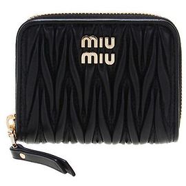 Miu Miu Monedero de Napa acolchado negro con estampado: AFPP