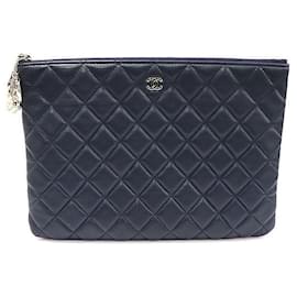 Clutch Media Nuova in Pelle di Agnello Blu Navy con Decorazione Classica in Charm Dorato - Chanel